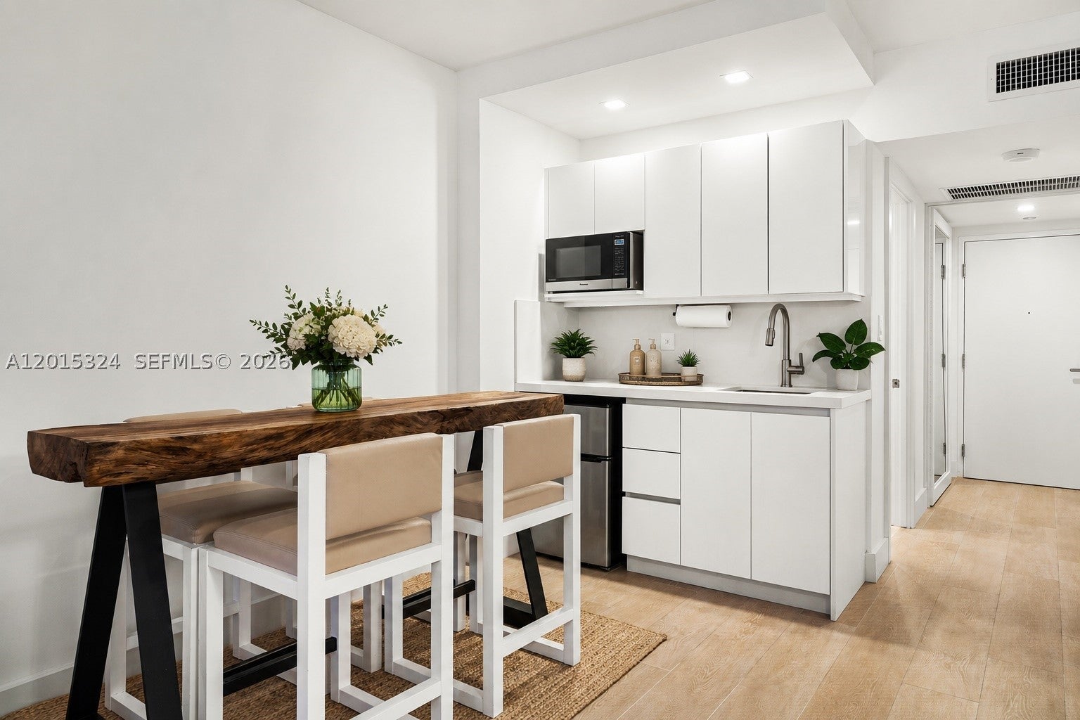 2301 Collins Ave 1128