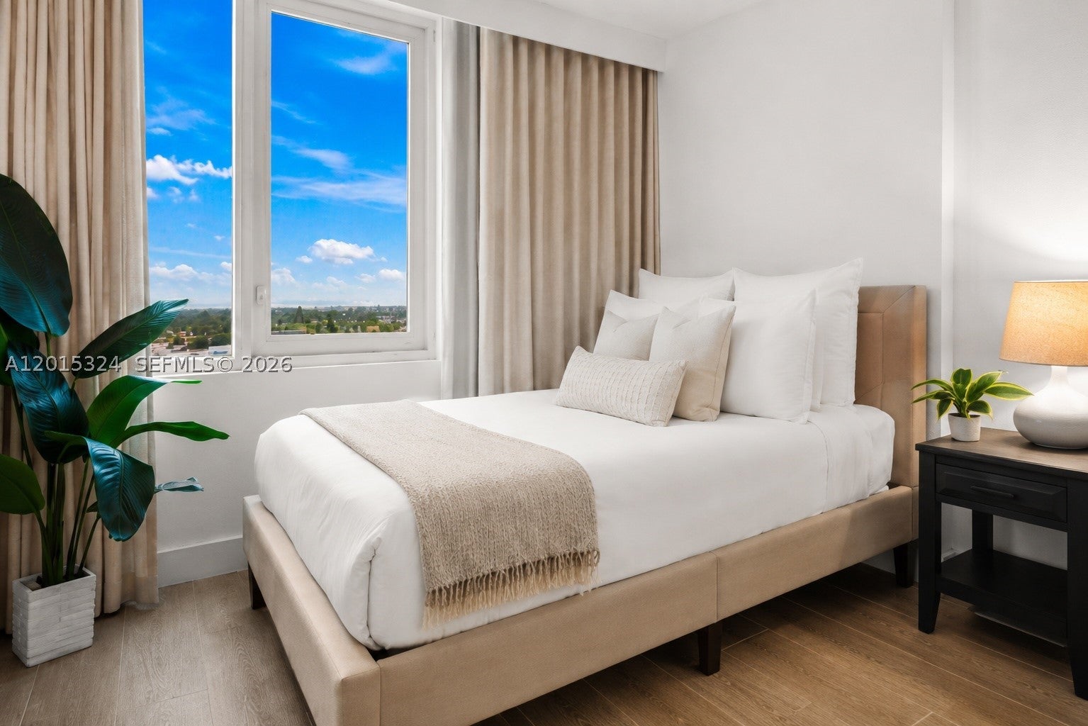 2301 Collins Ave 1128