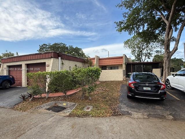 3/2 Corner Villa in Spyglass neighborhood ALL AGES welcome, big trees, quiet streets. Boasting a 1 car garage on a Culd-a-sac. Dual Patios to enjoy outdoors, one is screened in. Updated tile flooring throughout. Community Pool, Pets ok.