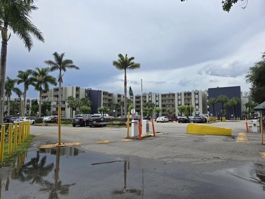 Beautiful 2 Bedrooms with 2 Bathrooms, first floor unit with garden and lake view, Excellent location, very close to mayor highways, shops, malls, schools and more, Tenant occupied month to month, PLEASE DO NOT DISTURB THE TENANTS.
