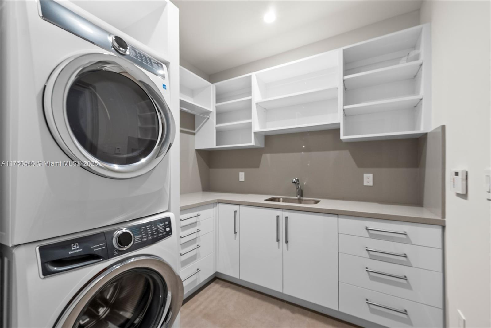 BAY HOMES SUB DB 338-23 - Residential