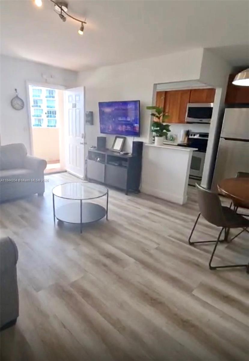 BAYSHORE YACHT & TENNIS C - Residential Lease