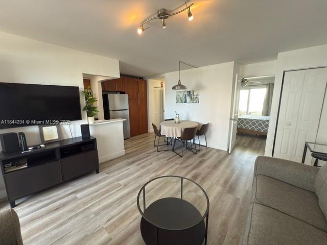 BAYSHORE YACHT & TENNIS C - Residential Lease