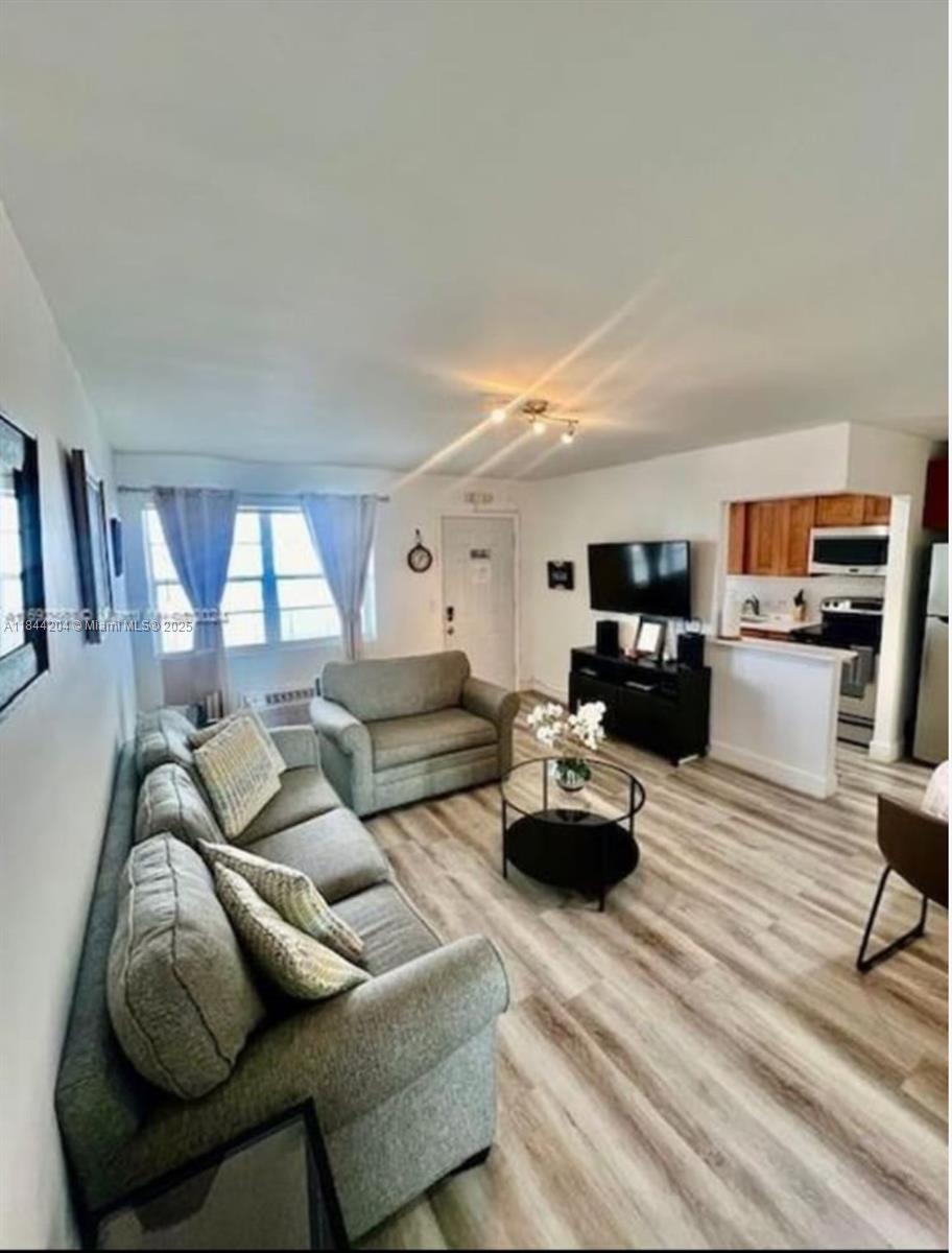 BAYSHORE YACHT & TENNIS C - Residential Lease