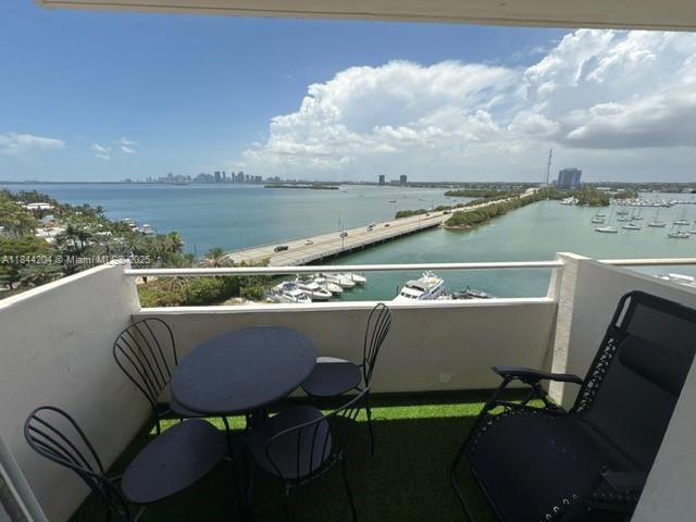 BAYSHORE YACHT & TENNIS C - Residential Lease