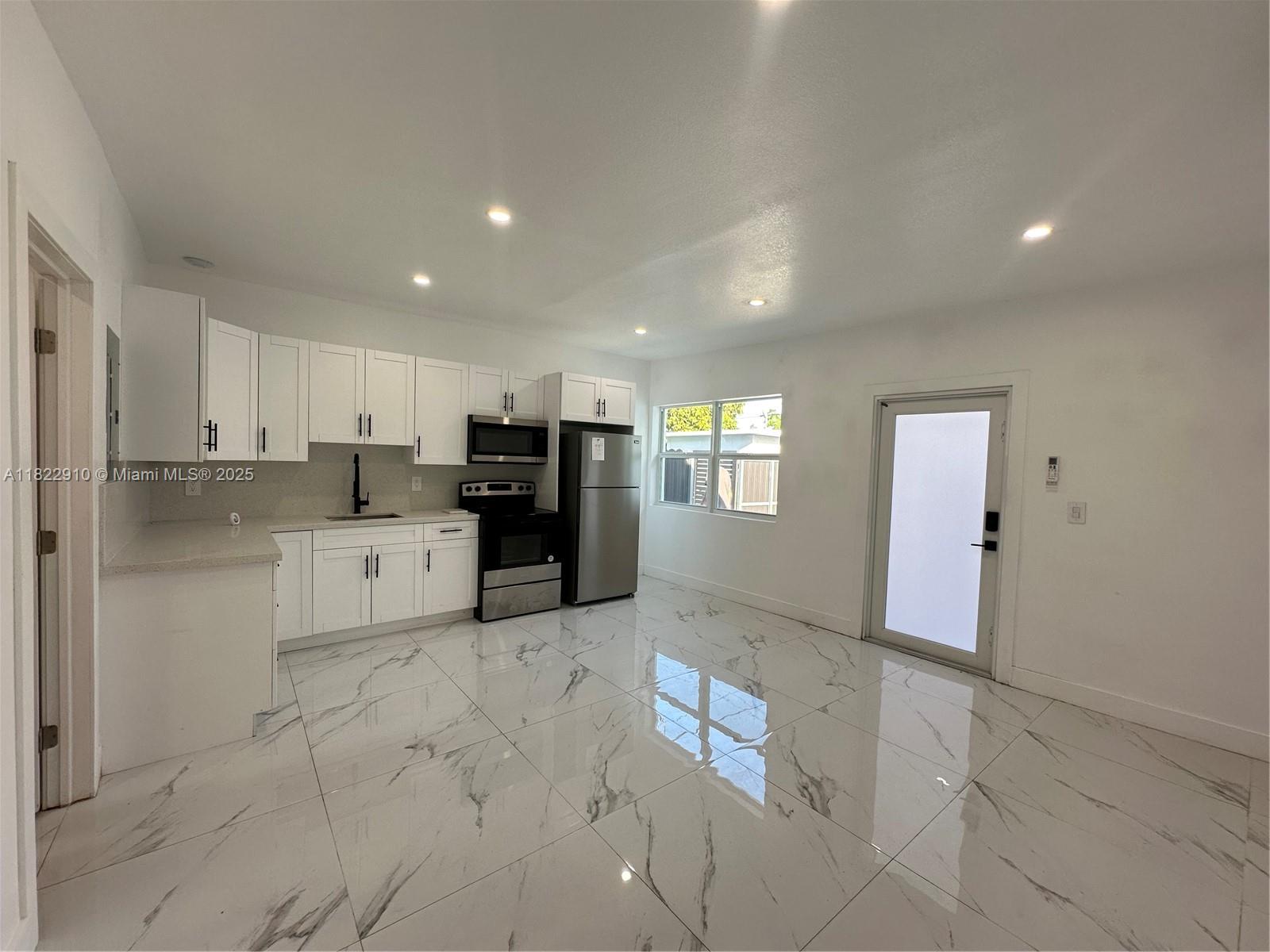 1700 Thomas St 1, Hollywood, Broward County, Florida - 1 Bedrooms  
1 Bathrooms - 