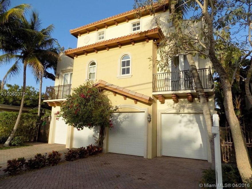 Exquisite 3 bedroom and 4 and a half bath tri-level townhome in sought after Victoria Park. Home boasts 3256 sq. ft. of luxury living space, expansive chef's kitchen with new stainless appliances, travertine flooring, inlaid wood floors in bedrooms, stunning master bath with generous shower and jetted roman tub. 3rd floor features a full bathroom and wet bar that opens to expansive roof top terrace. Private yard with pool is perfect for entertaining!