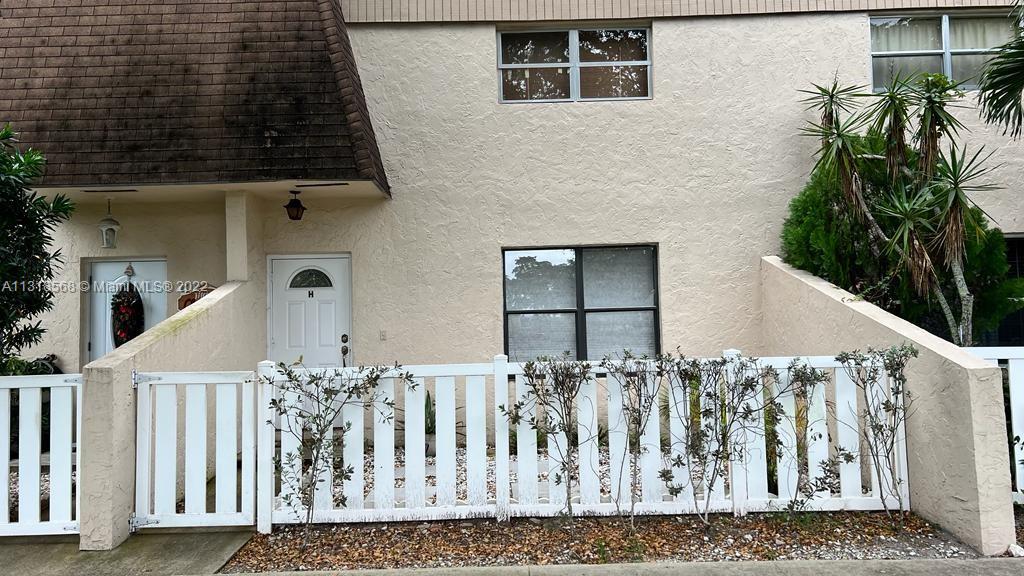 Beautiful Townhouse with 3 bedrooms and 3 bathrooms located in one of the best areas to live with your Family in the Townhomes of Oriole Lakes with 2 pools and Club House.
Don't miss this opportunity and call now for your private appointment.