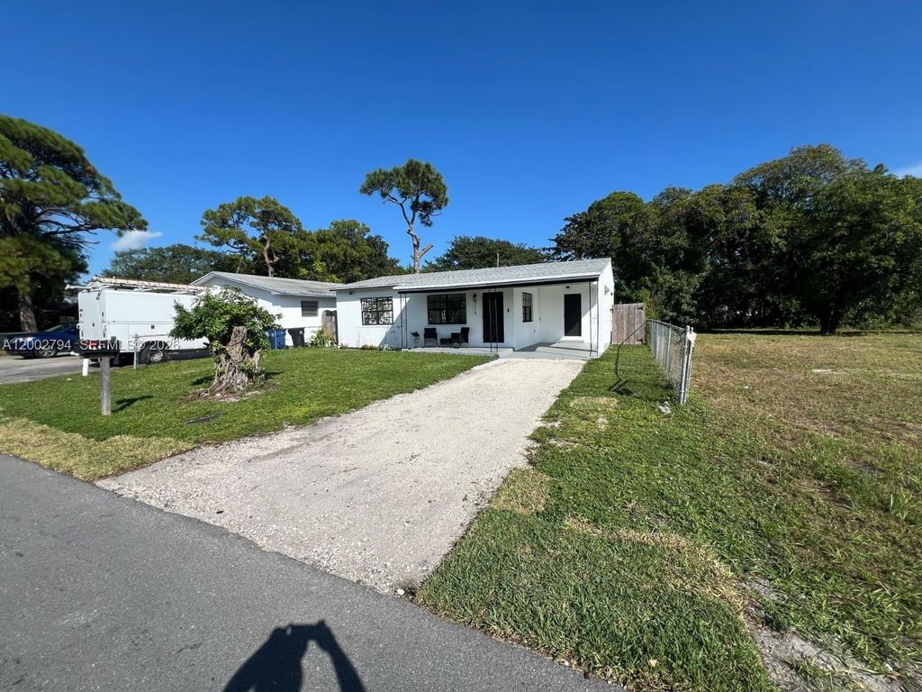 Photo of 716 NW 15th Way, Fort Lauderdale, FL 33311 (MLS # A12002794)