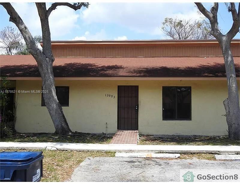 Charming and comfortable three bedroom two bathroom. Unit is all in one level, central AC and tile flooring. the kitchen is equiped with Stove, Refrigerator and laundry washer and dryer, there is a private fenced patio in the unit. part of Waterside community, must apply to the association. Asking for first month and security deposit only. Section 8 welcome with a reduced security deposit!