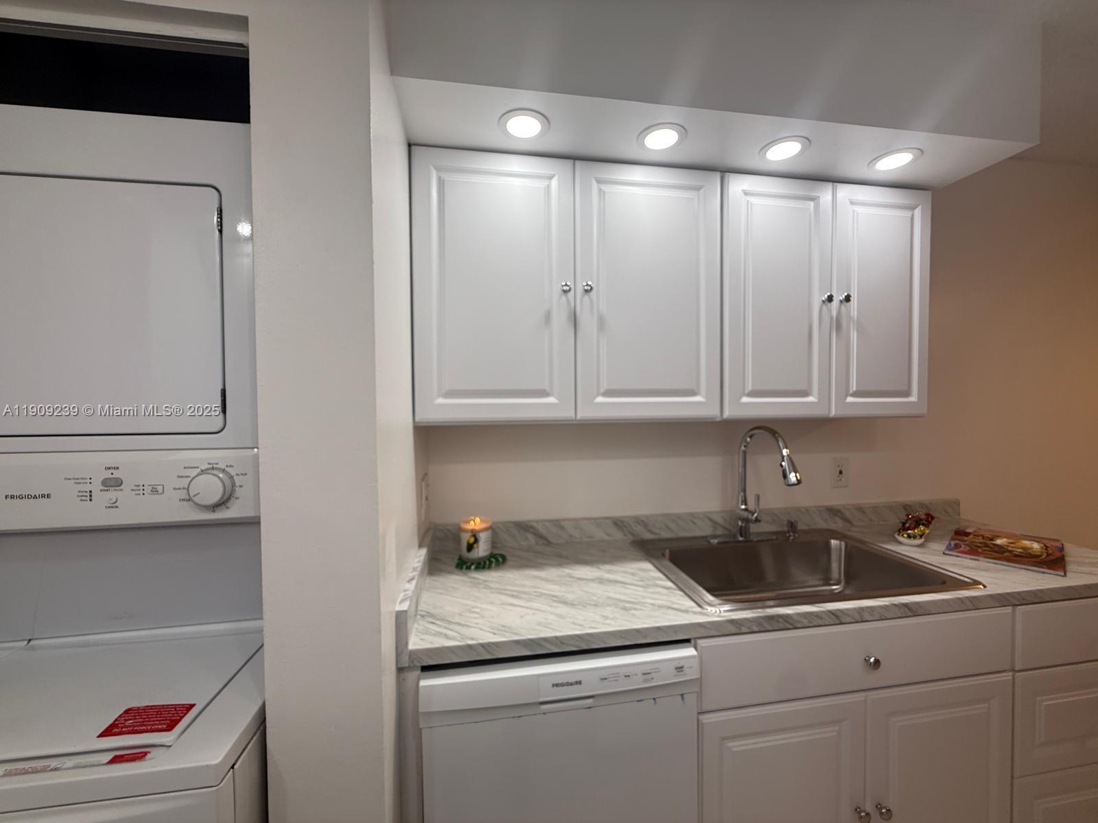 TIVOLI TRACE CONDO NO 9 - Residential