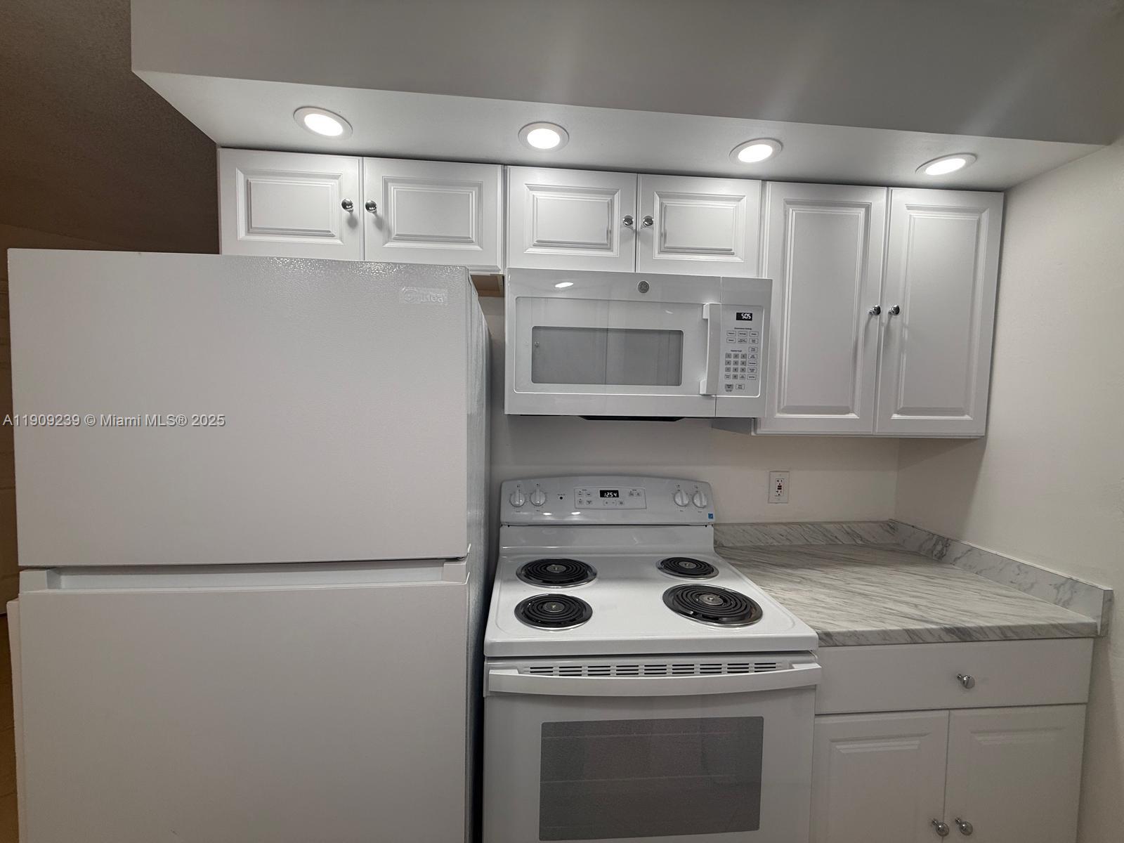 TIVOLI TRACE CONDO NO 9 - Residential