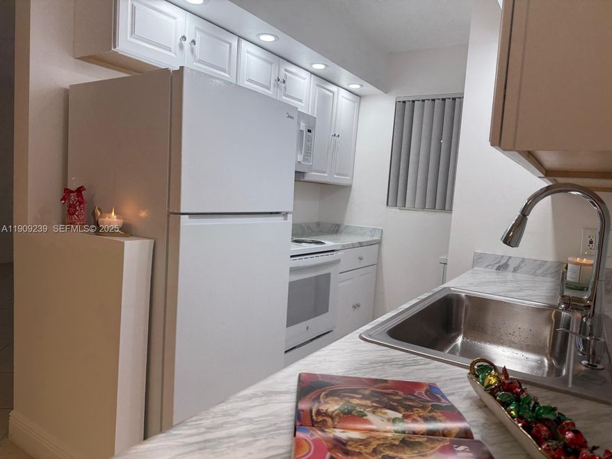 Remodeled 2/2 ground-floor condo in Tivoli Trace! Split-bedroom layout, updated kitchen & baths, bright living spaces. Community offers pool, tennis courts & guest parking. Prime East Deerfield Beach location—just minutes to the beach, shopping & dining. Great for end-user or investor!