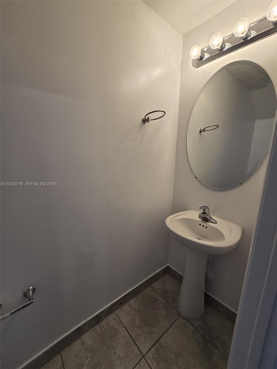 COCO PALM VILLAS - Residential Lease