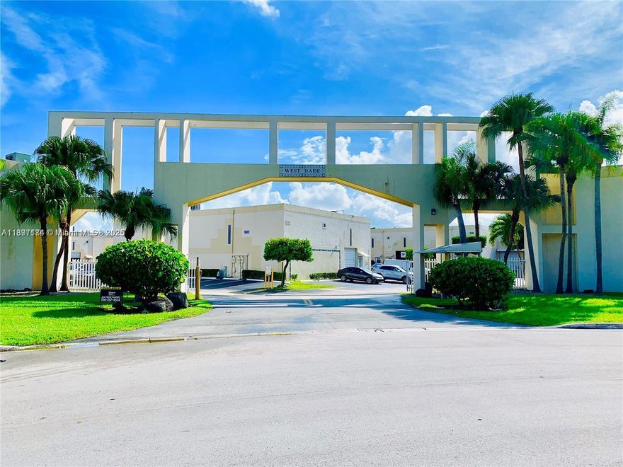 Excellent location in Doral! Ground floor office/warehouse space for rent. The rental includes only the first floor, featuring a large open workspace and warehouse area with a street-level loading door. There is additional space available on the second floor that could be used as offices. Three assigned parking spaces. Ideal for small businesses, logistics, or storage. Easy access to major highways, close to banks, Miami International Airport, and shopping centers. Gated and secure complex.