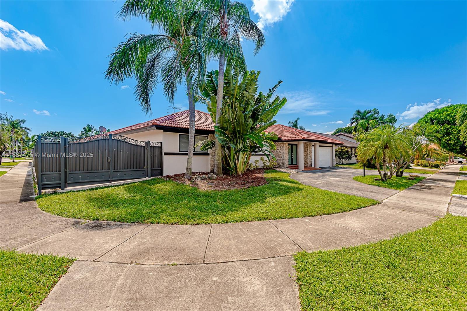 AVAILABLE AUGUST 1ST. REMODELED/UPDATED 1/1 EFFICIENCY. EXCELLENT LOCATION. QUIET FAMILY NEIGHBORHOOD. INDEPENDENT/PRIVATE ENTRANCE. LARGE BEDROOM + FULL BATHROOM. COZY/COMFORTABLE LIVING/SOCIAL AREAS. MODERN KITCHEN. NEW COUNTER-TOPS. STAINLESS-STEEL REFRIGERATOR + MICROWAVE. INDEPENDENT A/C. MODERN TILE FLOORS. CUSTOM WALL TO WALL CLOSET + BEDROOM SHELVING. REMODELED BATHROOM W/ GLASS SHOWER. EFFICIENCY DOES NOT HAVE A WASHER/DRYER. SPACE IDEAL FOR 1 OR 2 WORKING PROFESSIONALS. AMPLE PARKING AVAILABLE IN THE DRIVEWAY. NO SMOKING PERMITTED. NO PETS PERMITTED. 1 YEAR LEASE ONLY! ELECTRICITY & WATER INCLUDED. MOVE IN W/ 1ST MONTH'S RENT + 1 MONTH SECURITY DEPOSIT. APPLICANTS REQUIRED TO PROVIDE PROOF OF EMPLOYMENT, INCOME, CREDIT REPORT, VALID DRIVERS LICENSE & POLICE BACKGROUND REPORT