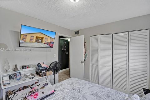 Multi Family in Hialeah FL 1501 42nd St 16.jpg