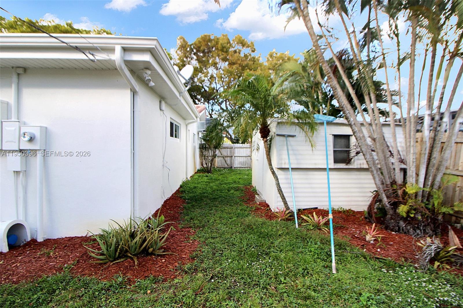 HOLLYWOOD HILLS SECOND AD - Residential