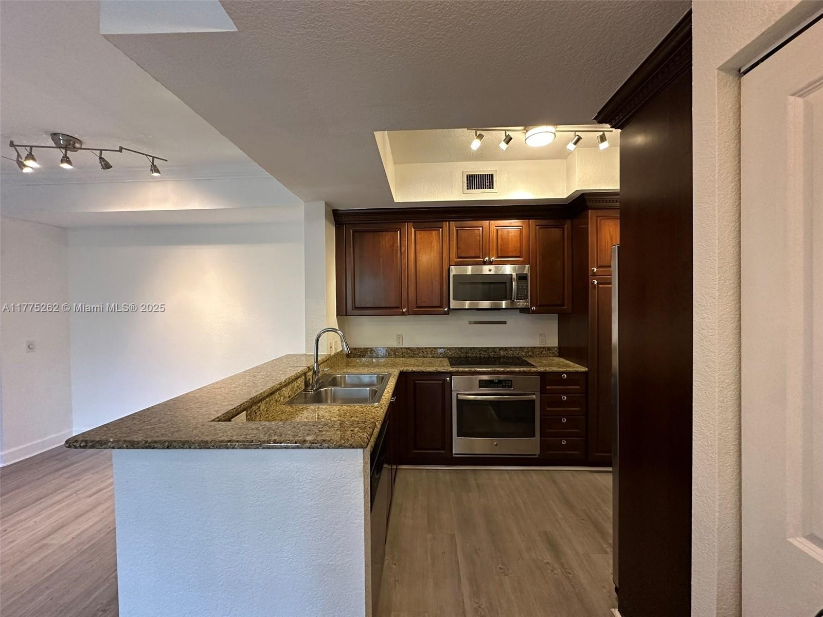 VIZCAYA LAKES CONDO - Residential
