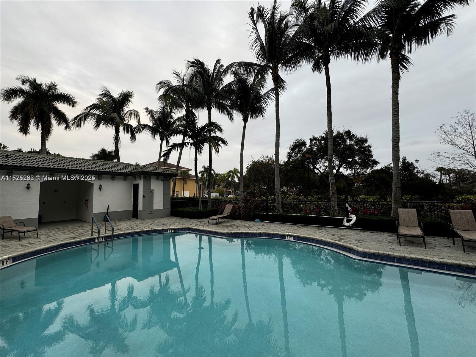 VIZCAYA LAKES CONDO - Residential