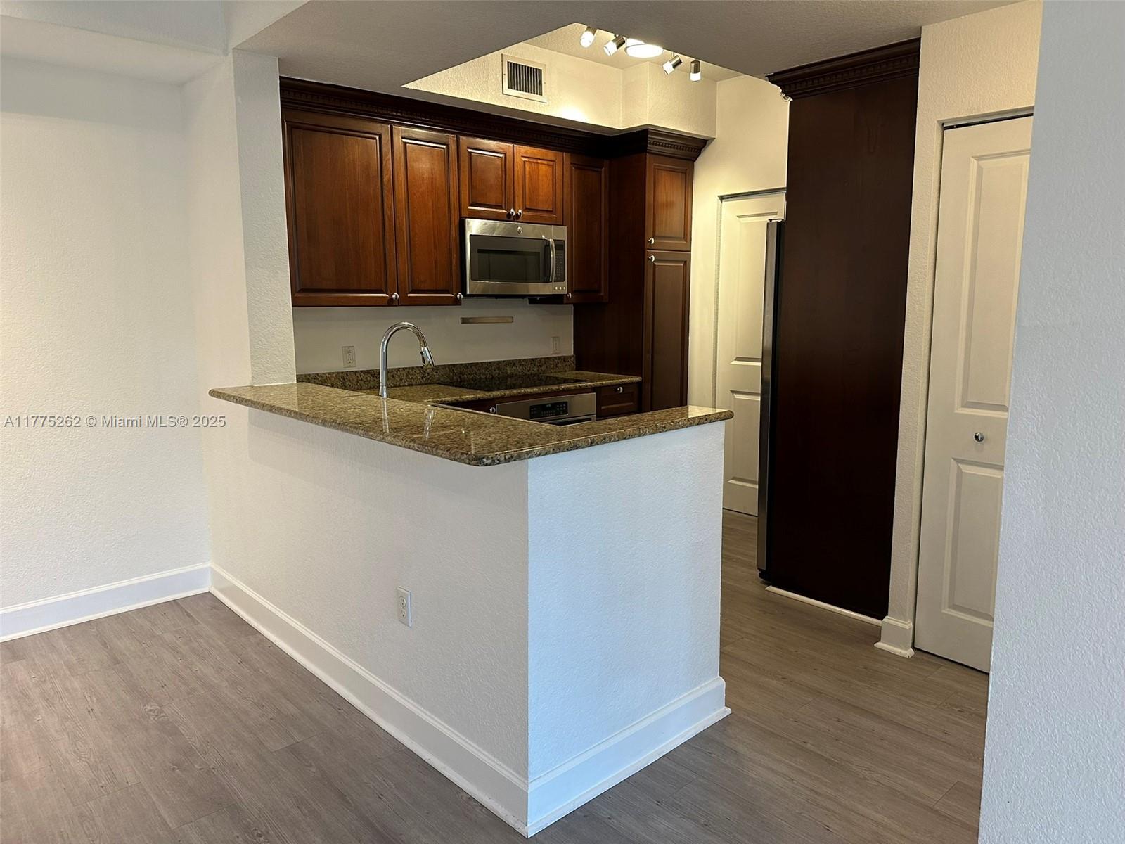 VIZCAYA LAKES CONDO - Residential