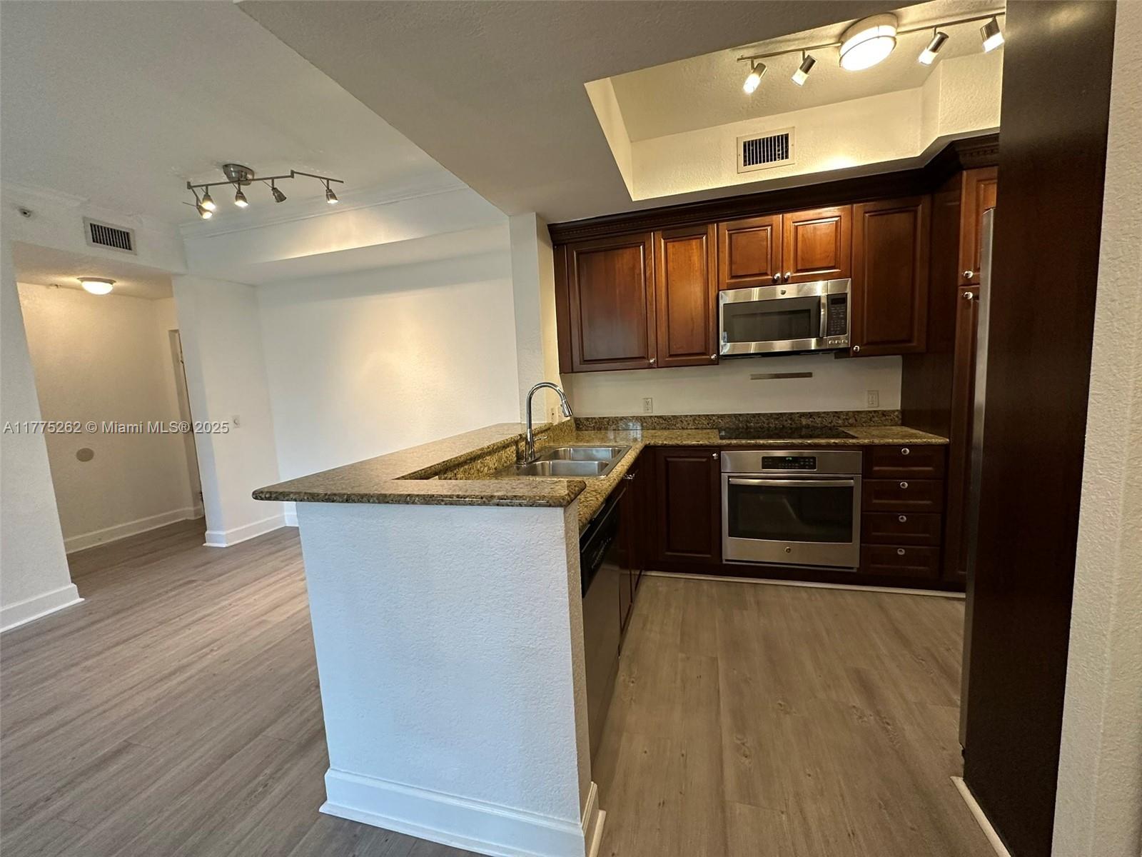 VIZCAYA LAKES CONDO - Residential