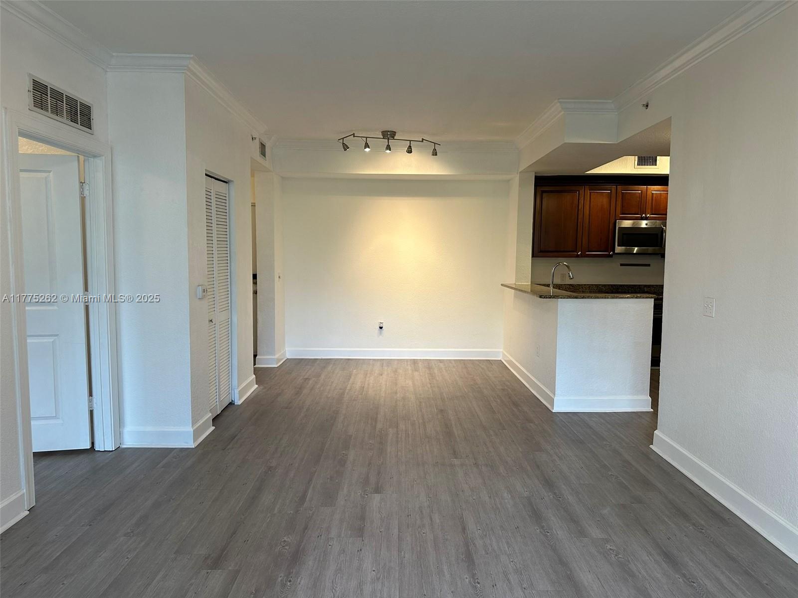 VIZCAYA LAKES CONDO - Residential