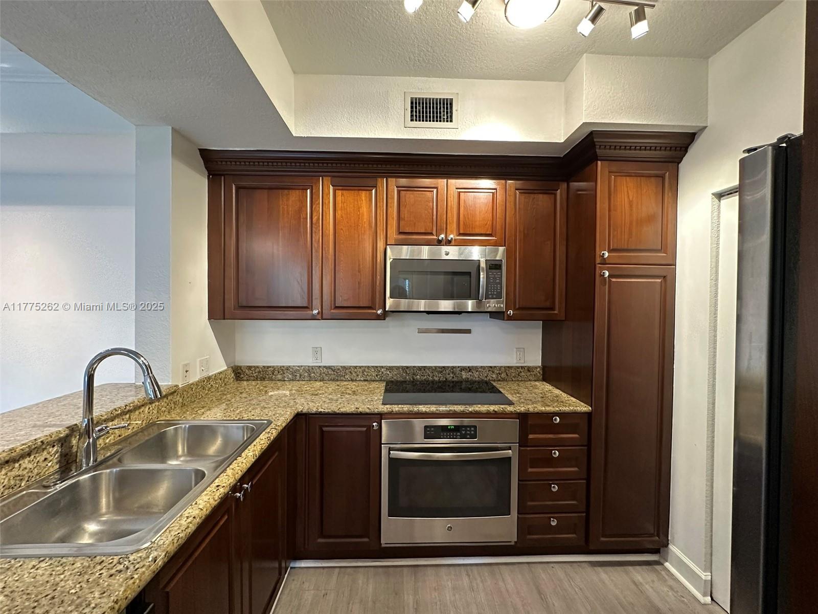 VIZCAYA LAKES CONDO - Residential