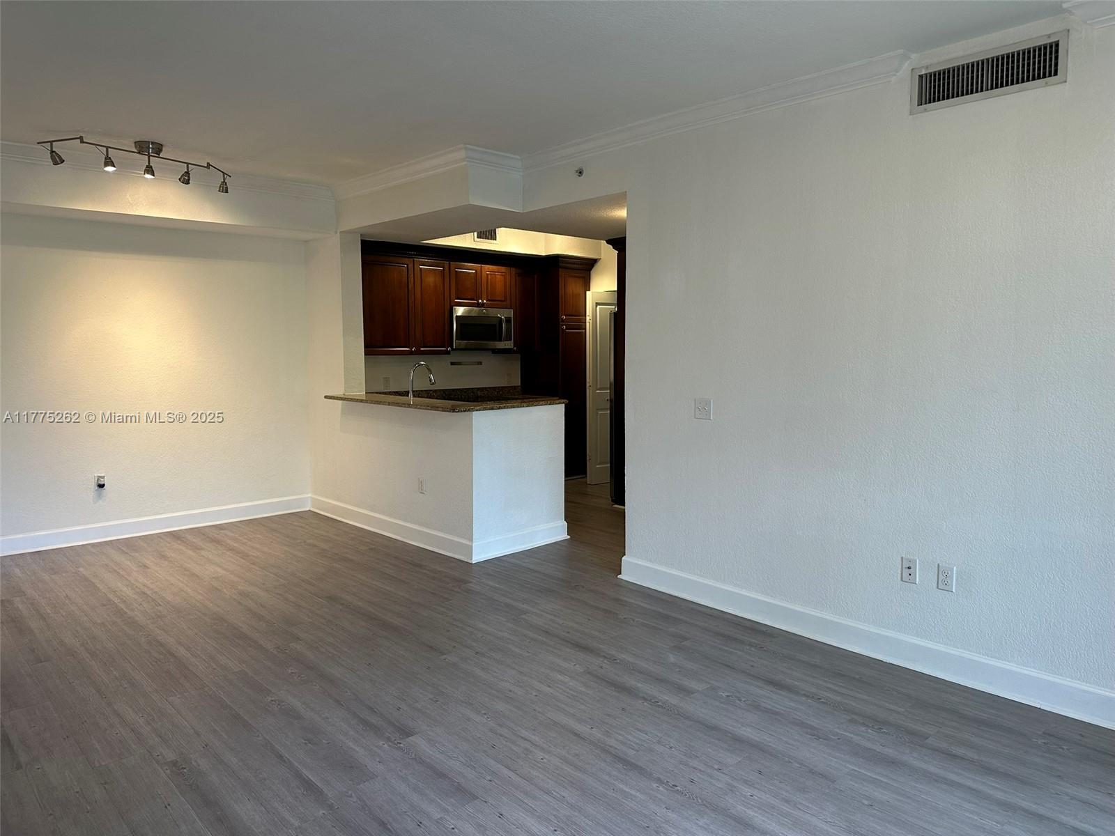VIZCAYA LAKES CONDO - Residential