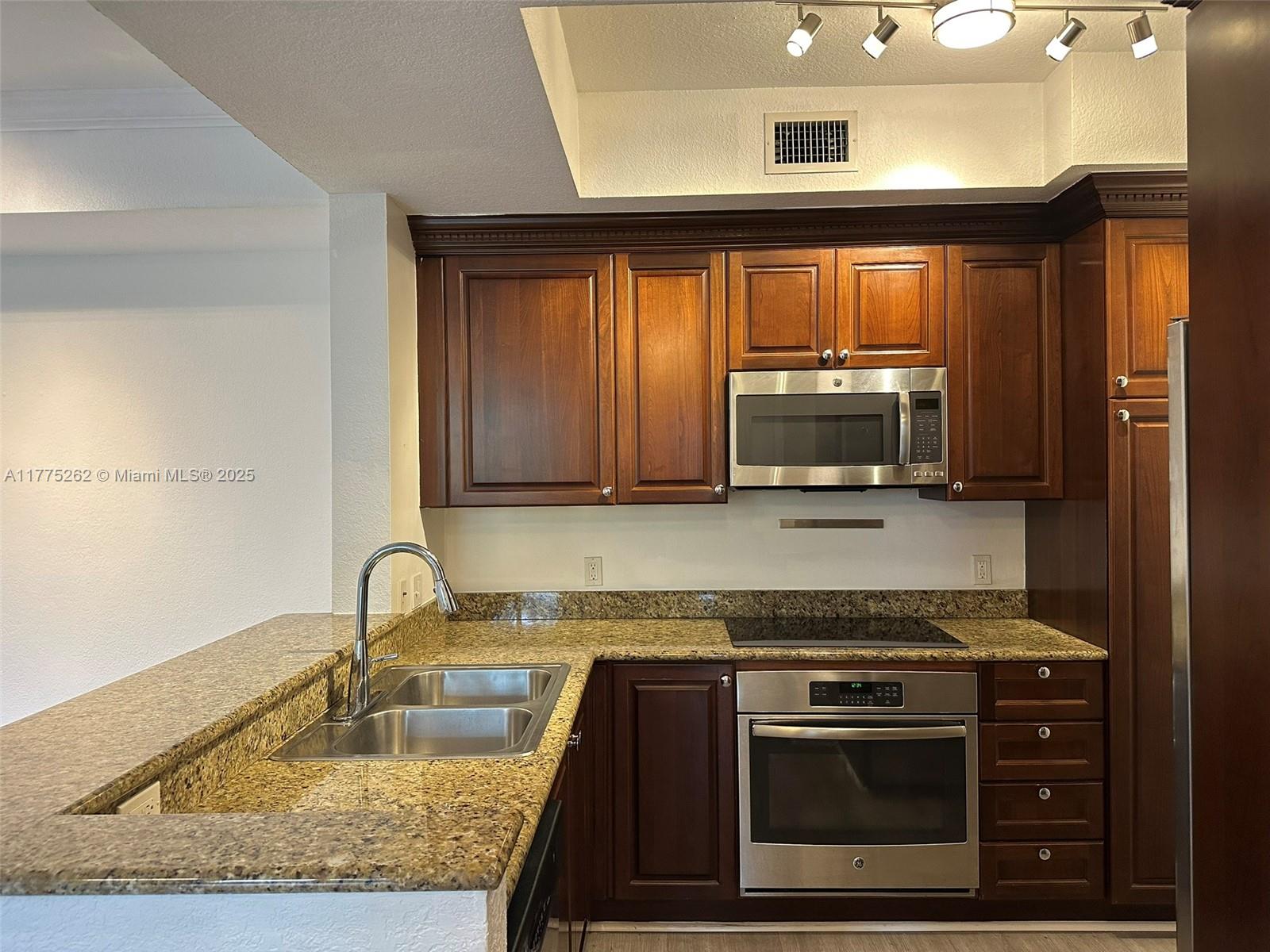 VIZCAYA LAKES CONDO - Residential