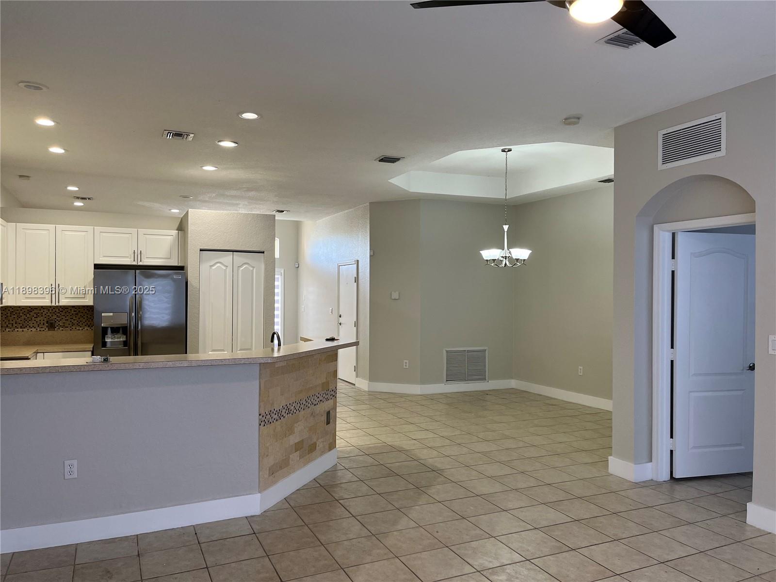 A B AT TAMIAMI TRAIL PHAS - Residential