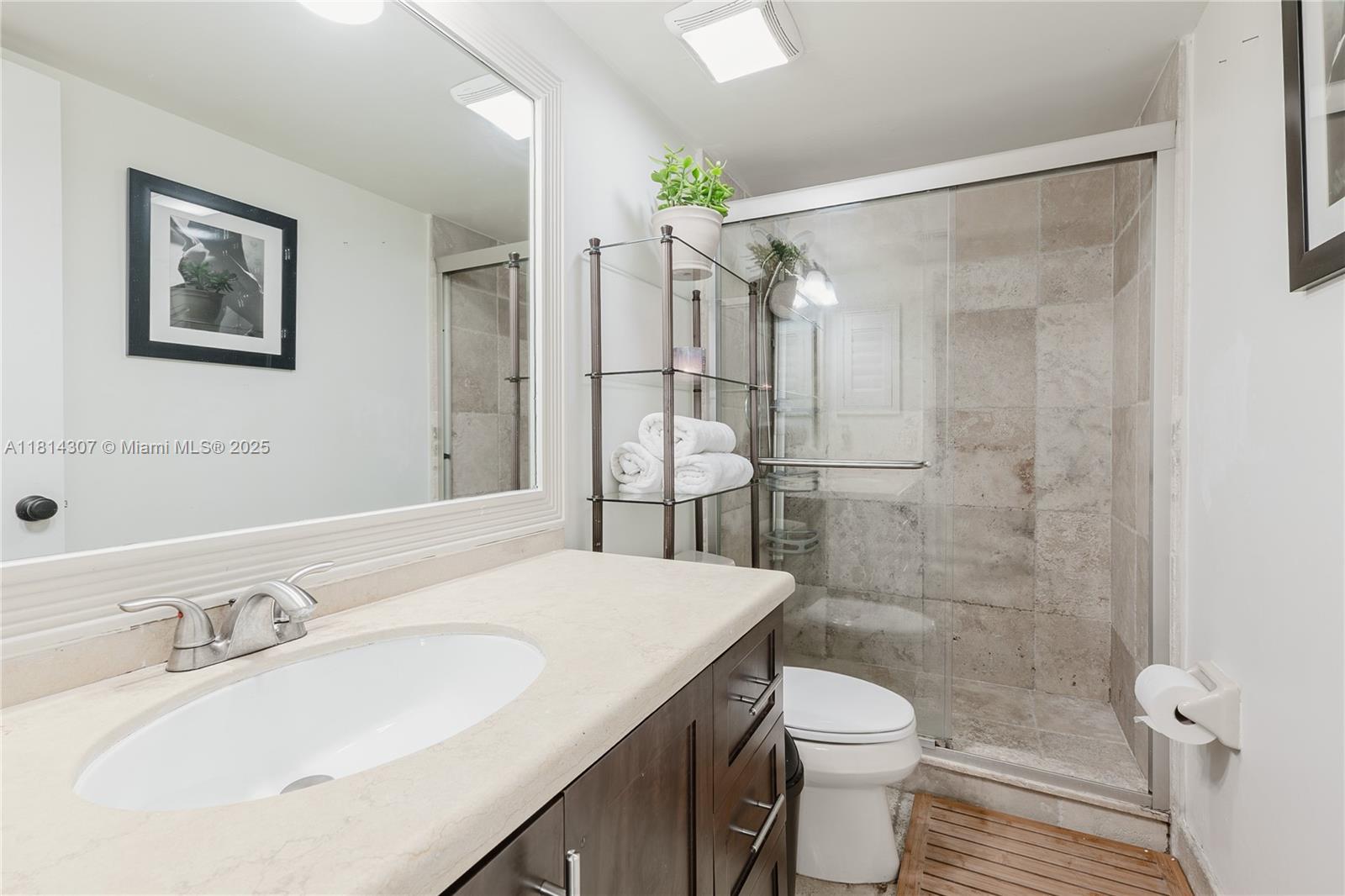 LAKE EMERALD CONDOMINIUM - Residential
