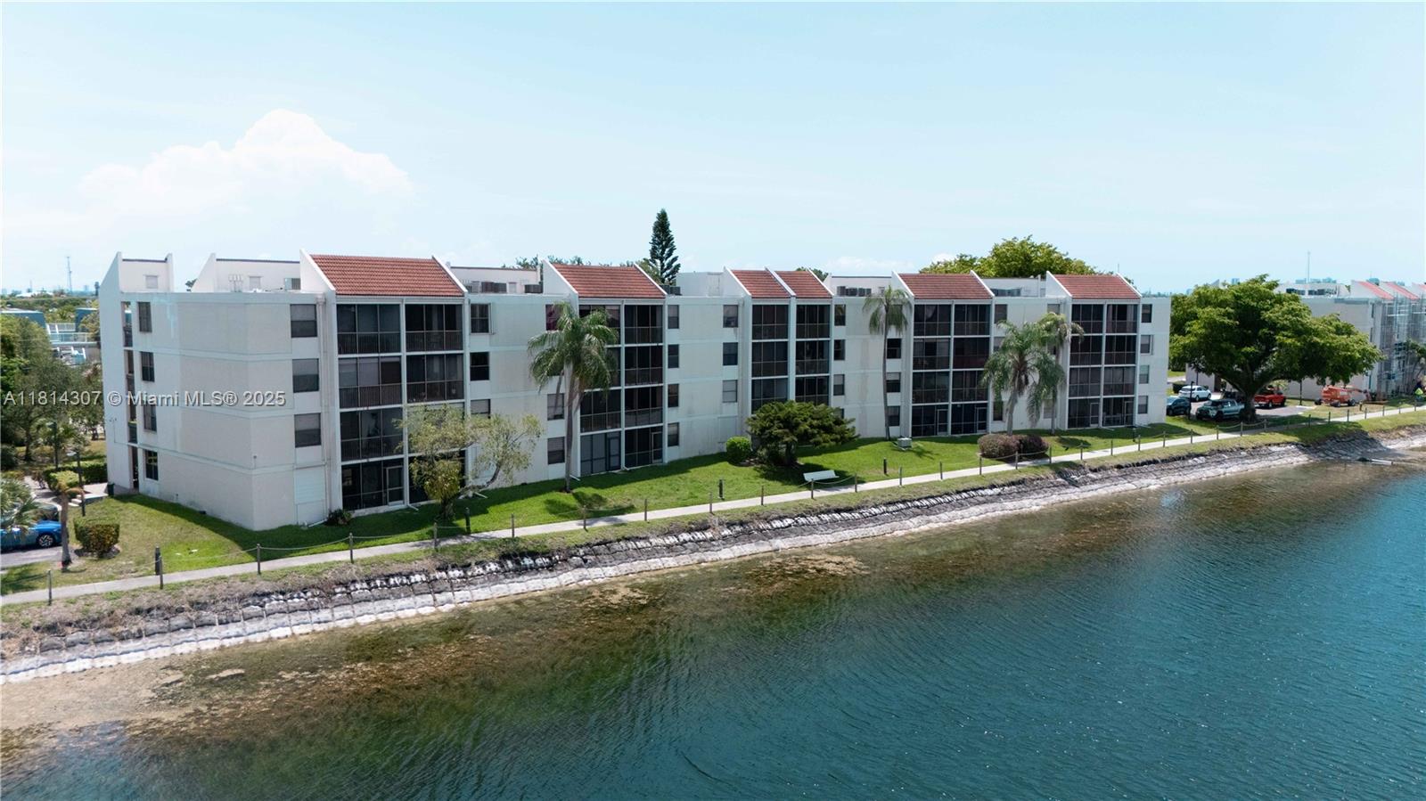 LAKE EMERALD CONDOMINIUM - Residential