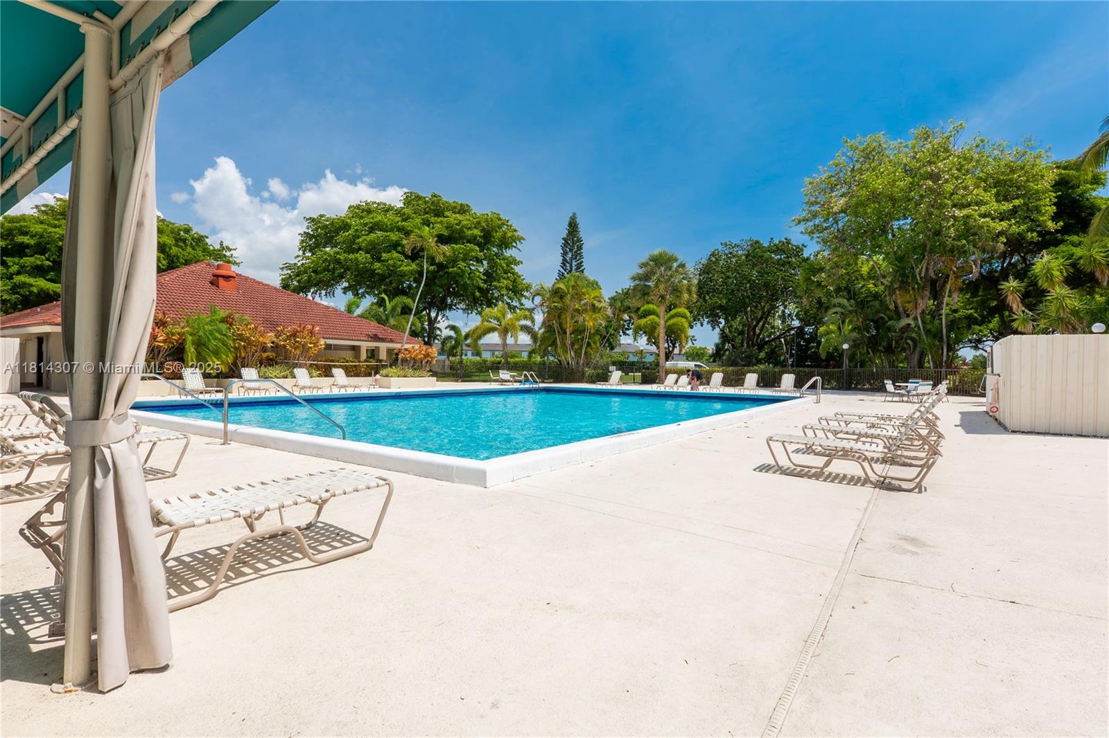 LAKE EMERALD CONDOMINIUM - Residential