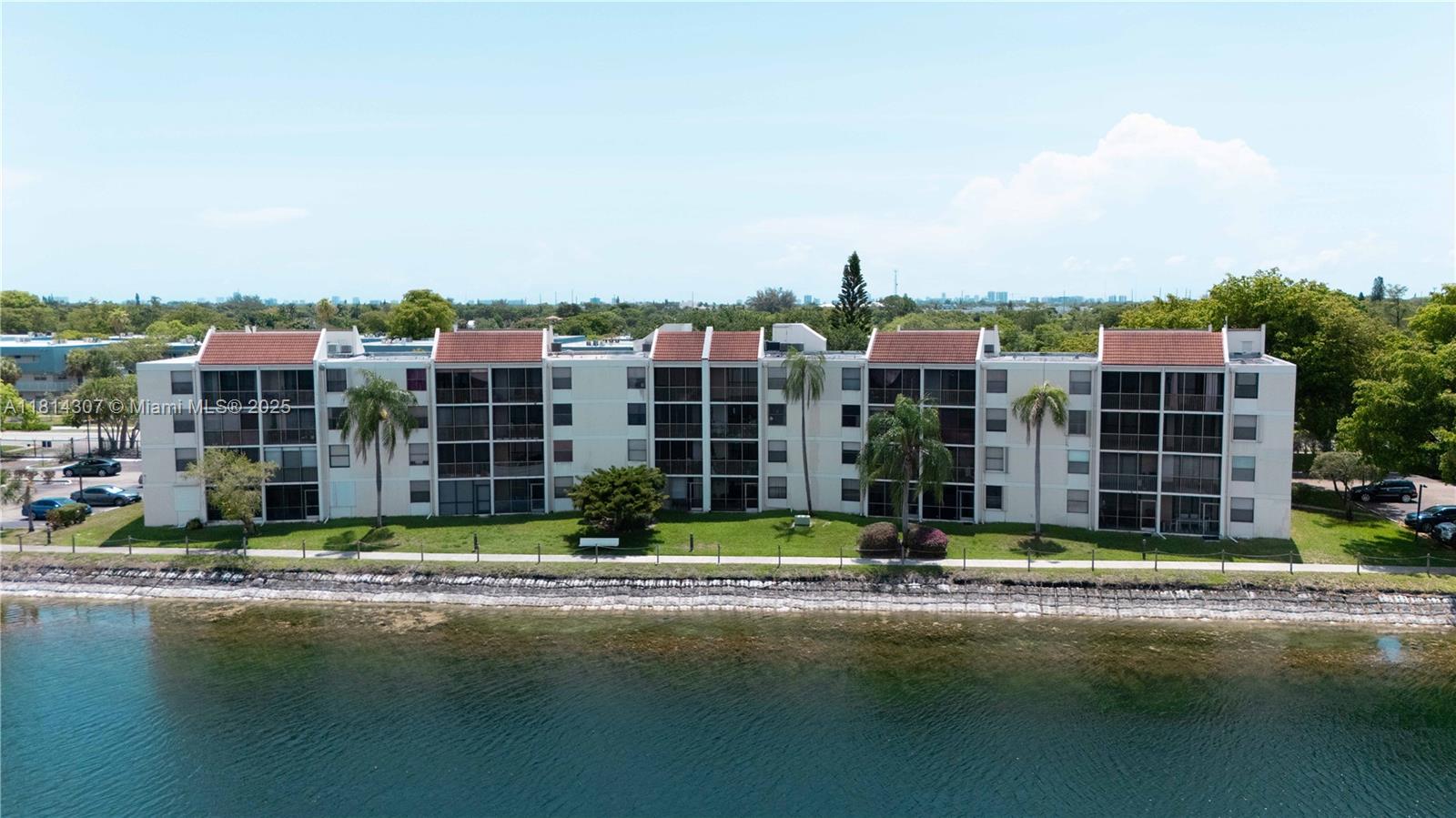 110 Lake Emerald Dr 204, Oakland Park, Miami-Dade County, Florida - 2 Bedrooms  
2 Bathrooms - 