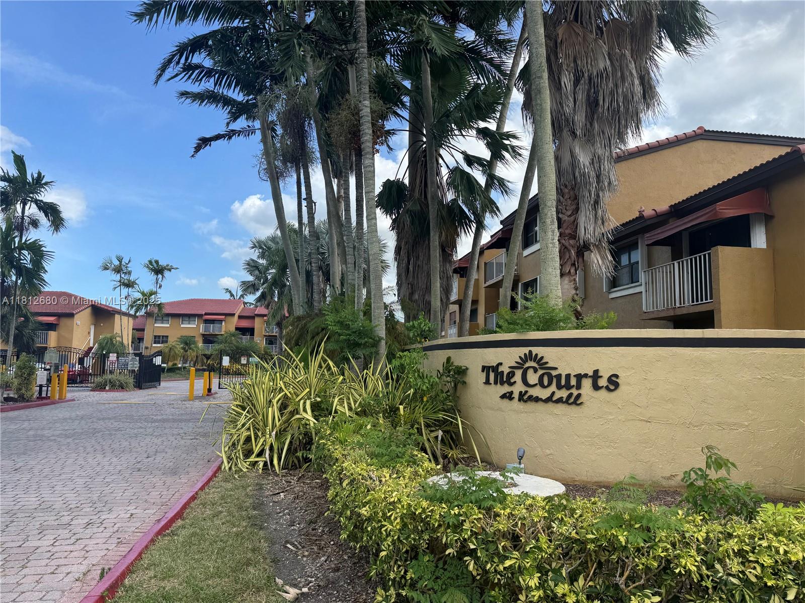 THE COURTS AT KENDALL CON - Residential Lease