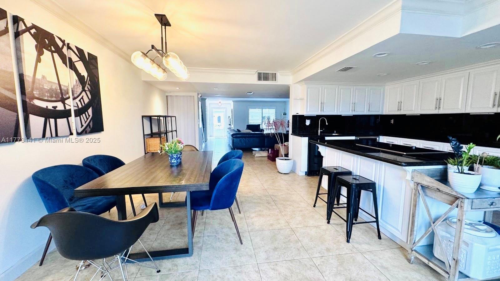TOWNHOUSES OF VENETIAN PA - Residential