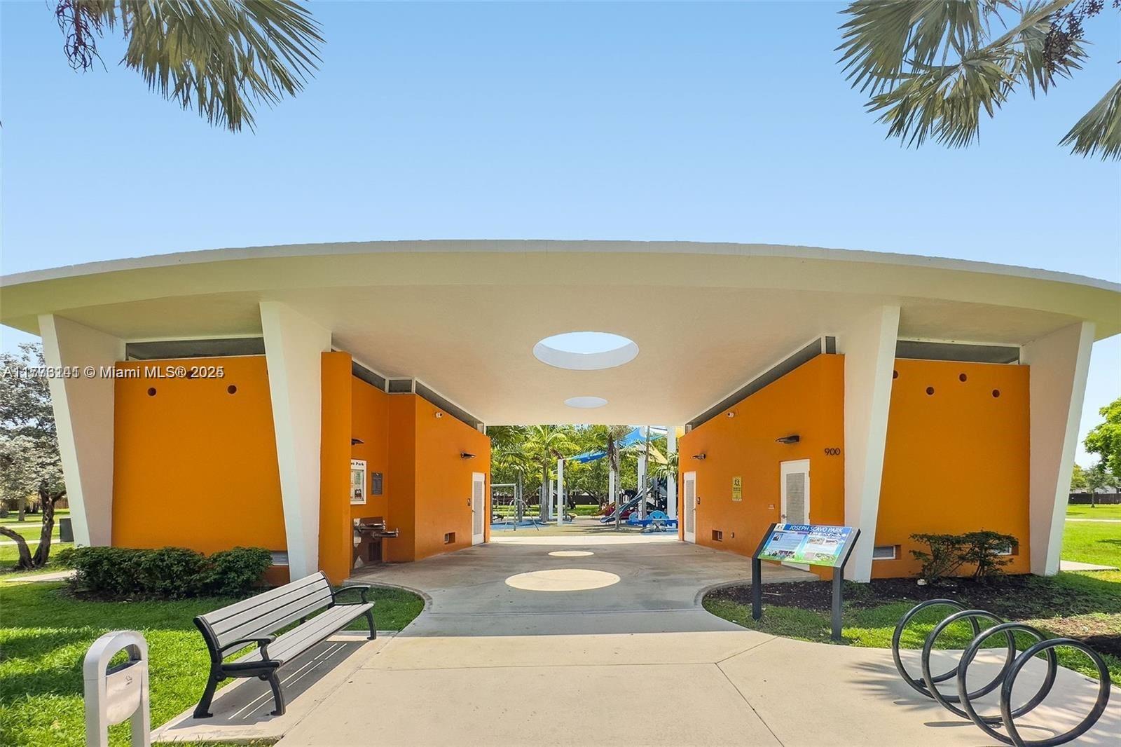 TOWNHOUSES OF VENETIAN PA - Residential