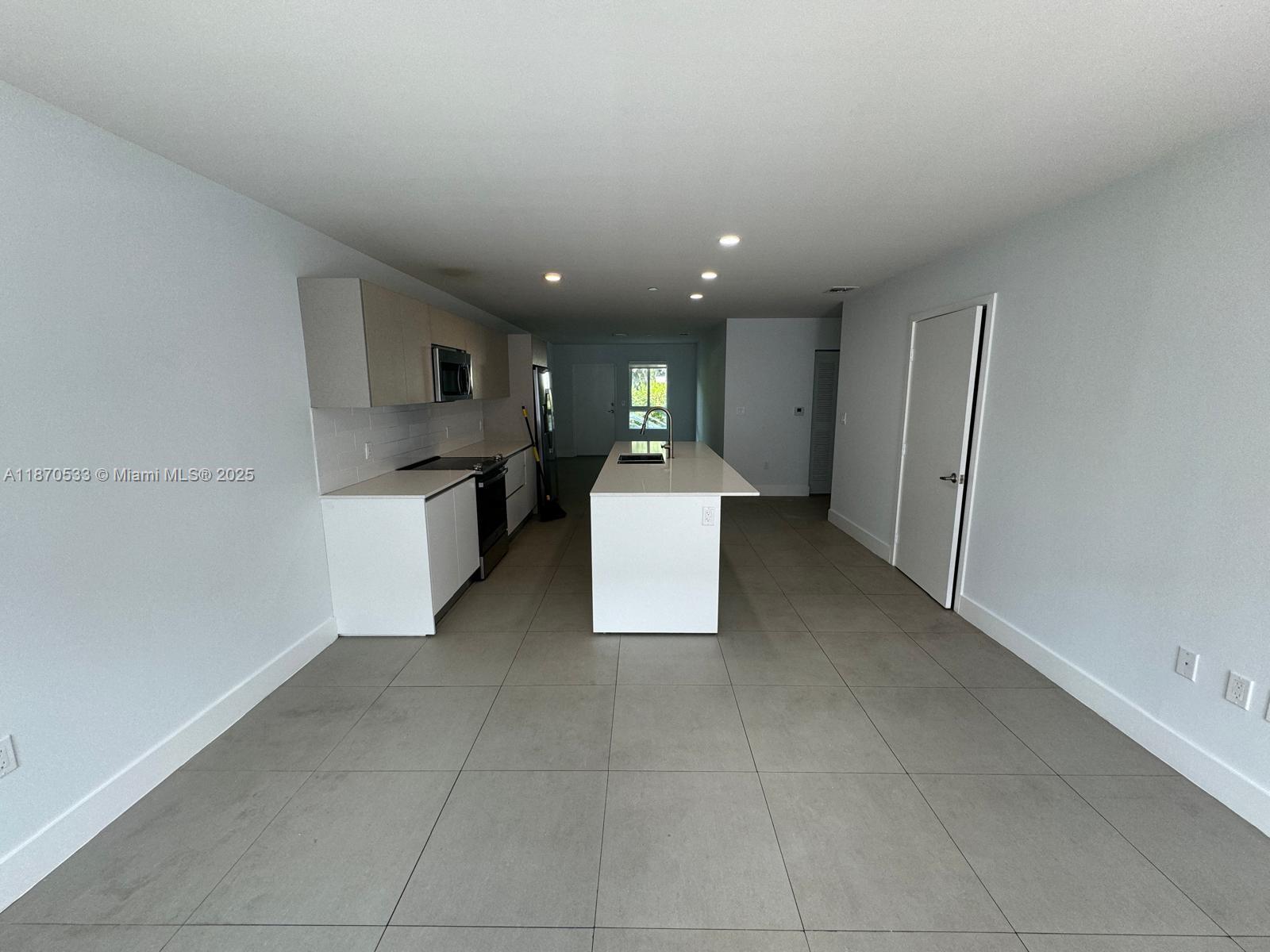 2555 NE 193rd St 2106