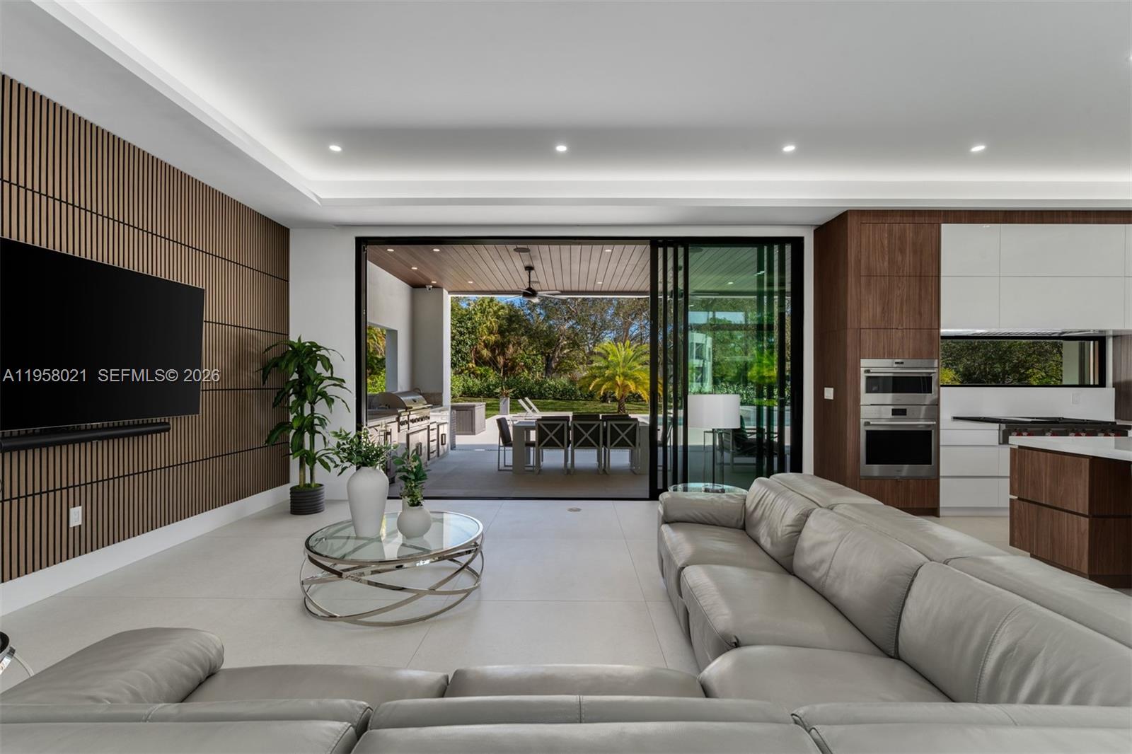 9525 SW 95th Ct, Miami, FL, 33176/$5,995,000 4 9525 SW 95th Ct