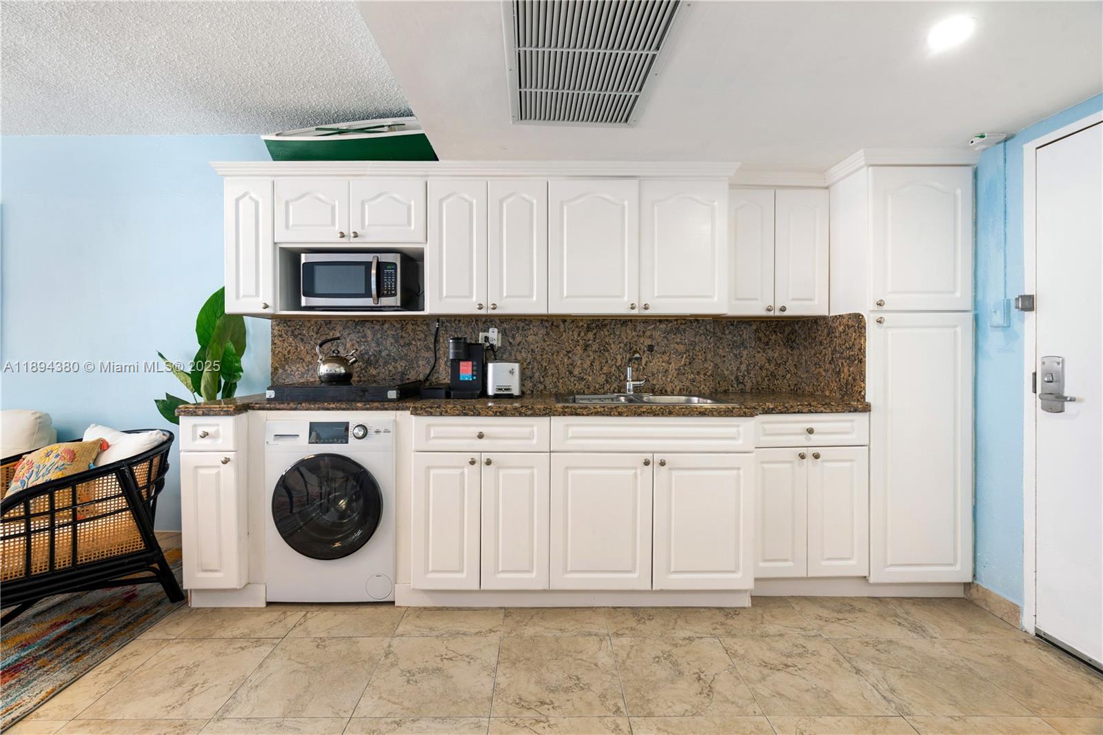 THE AVENTURA BEACH CLUB C - Residential Lease