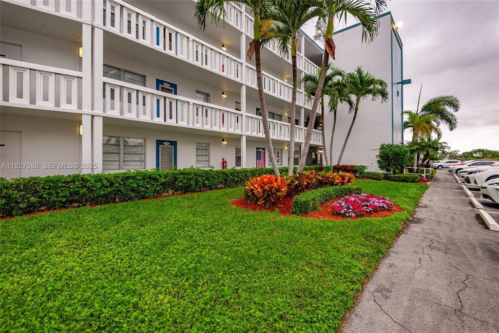 Photo of 1061 Exeter D #1061 D, Boca Raton, FL 33434 (MLS # A11927680)