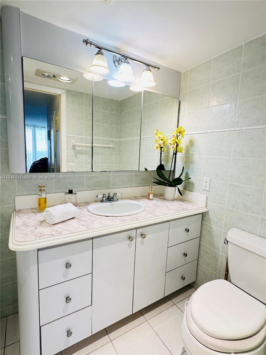 COMMODORE PLAZA CONDO - Residential