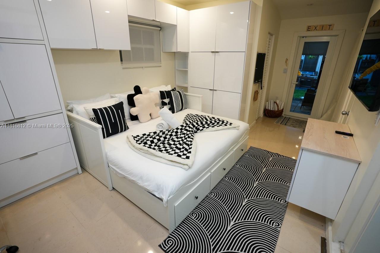 HOLLYWOOD LAKES SECTION - Residential