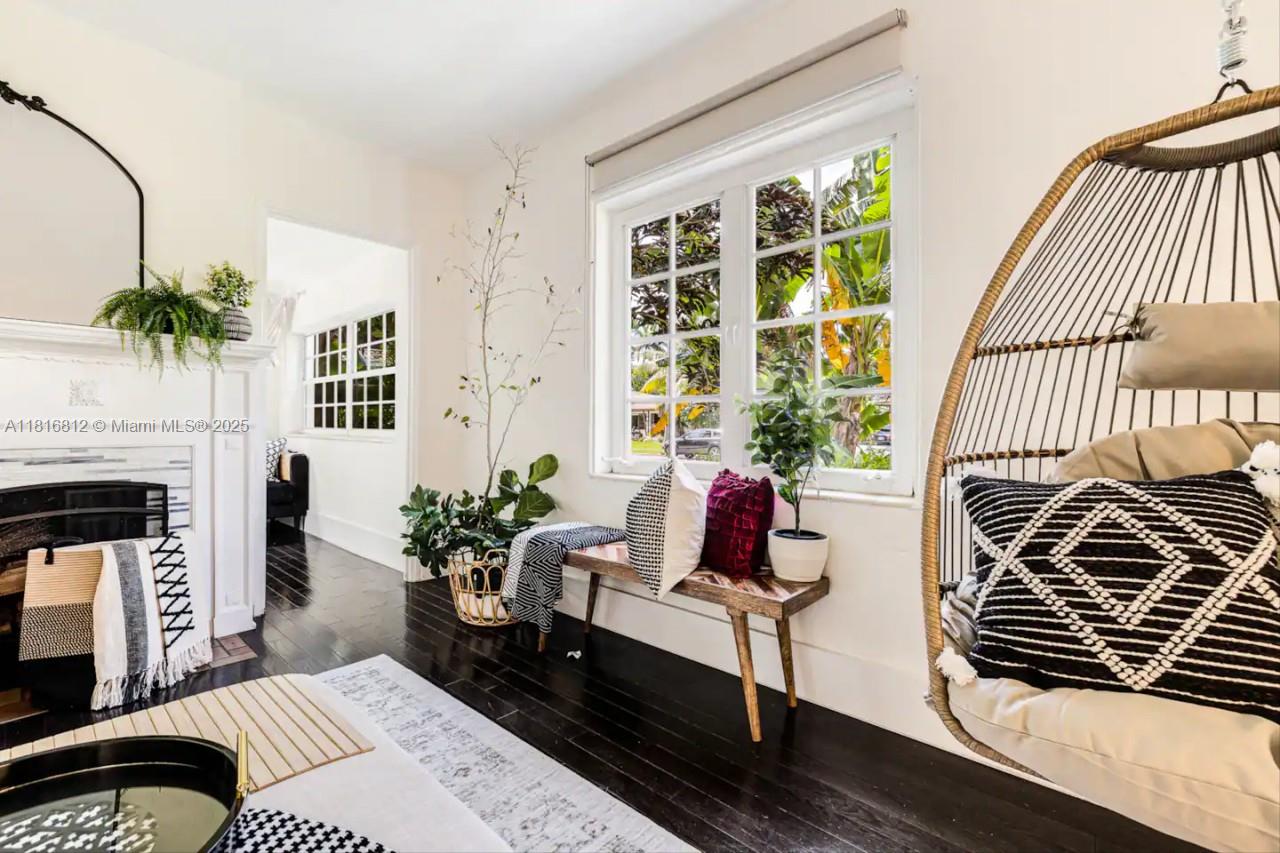 HOLLYWOOD LAKES SECTION - Residential