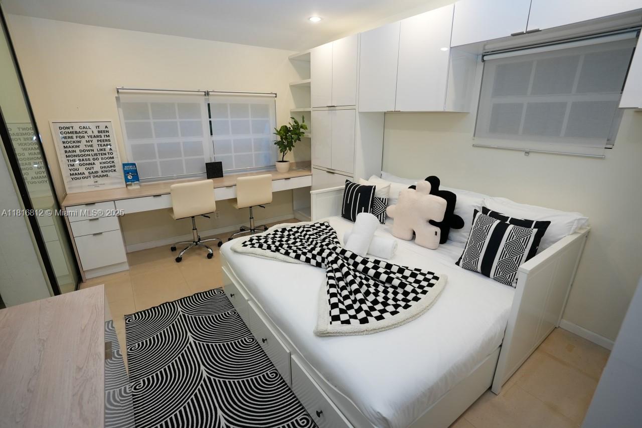 HOLLYWOOD LAKES SECTION - Residential