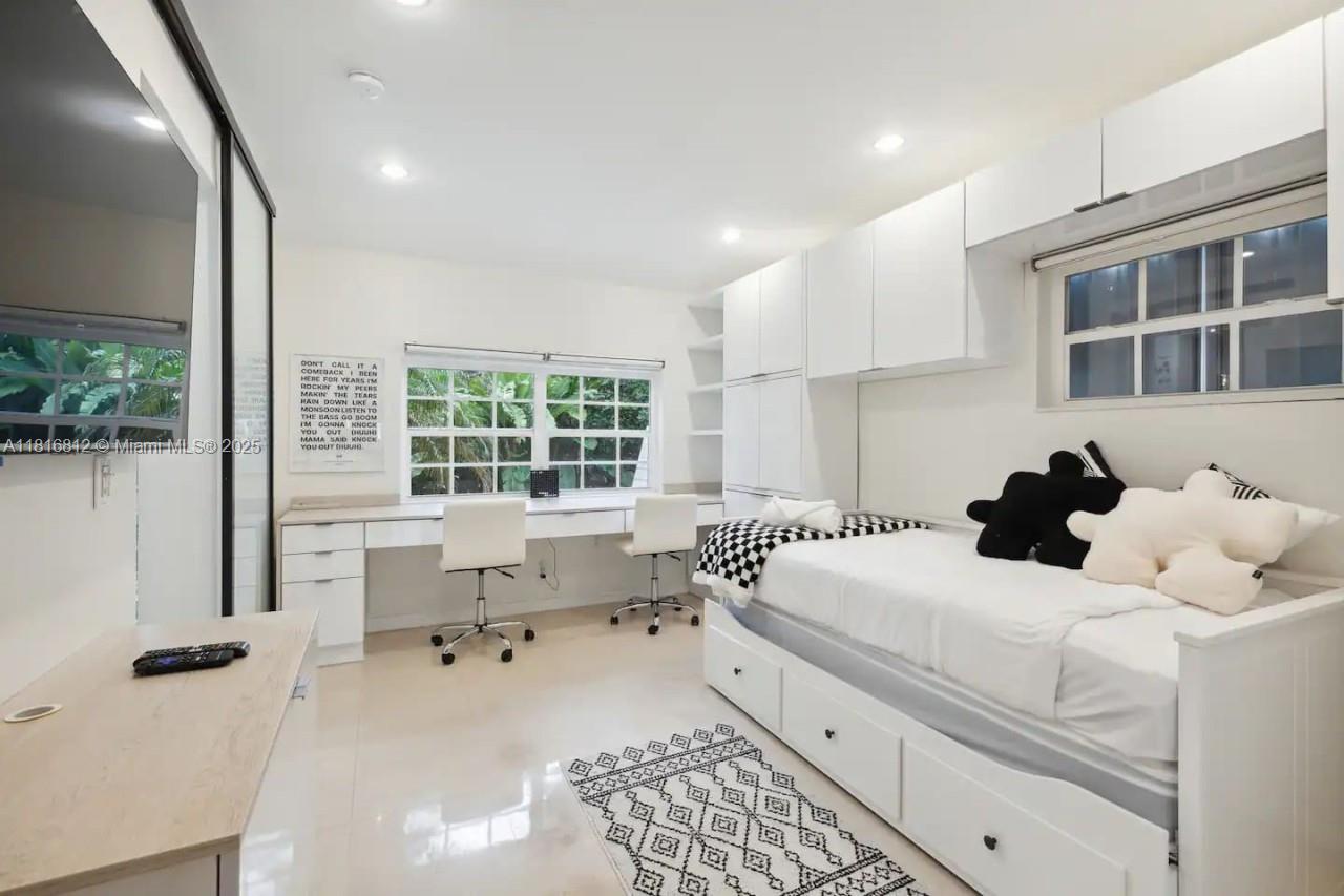 HOLLYWOOD LAKES SECTION - Residential