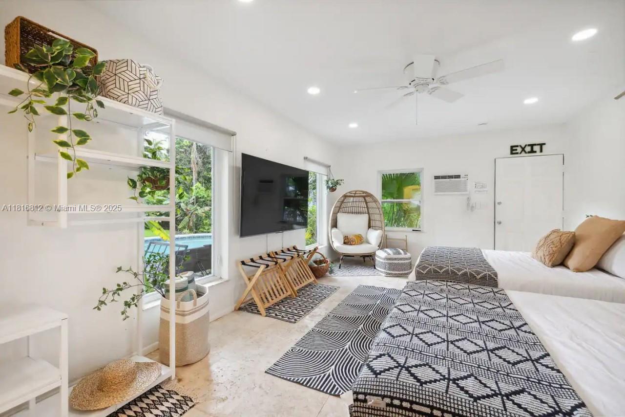 HOLLYWOOD LAKES SECTION - Residential