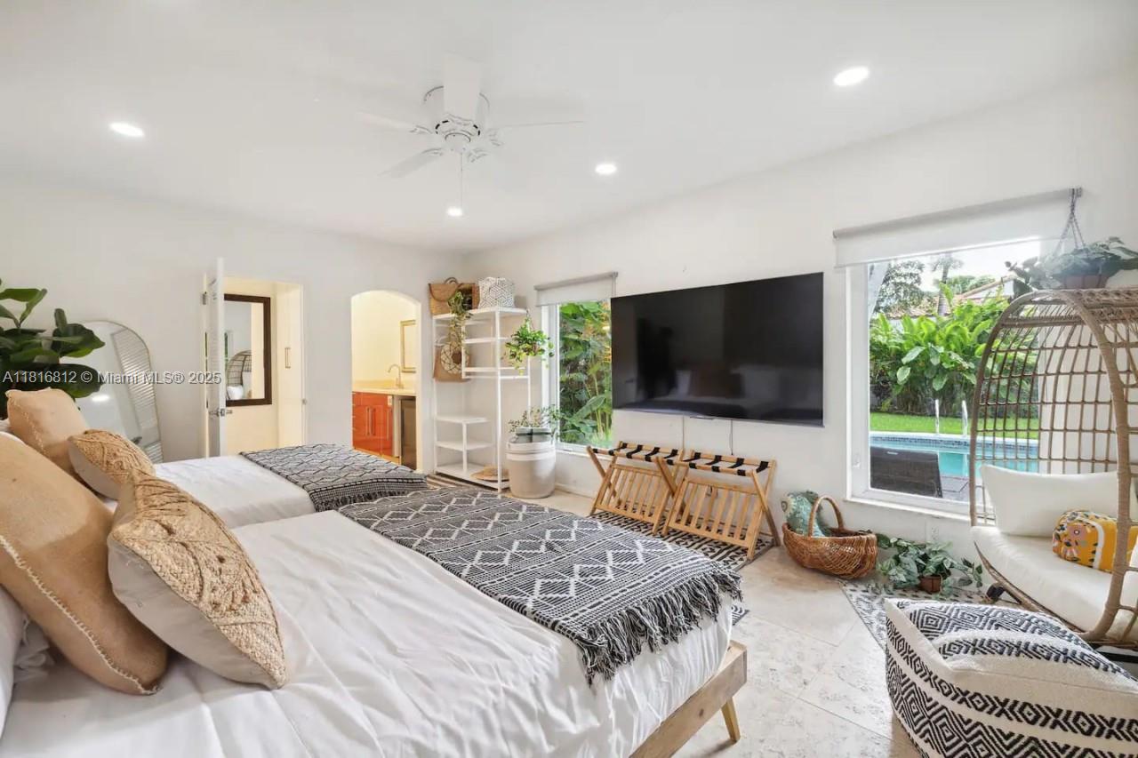 HOLLYWOOD LAKES SECTION - Residential