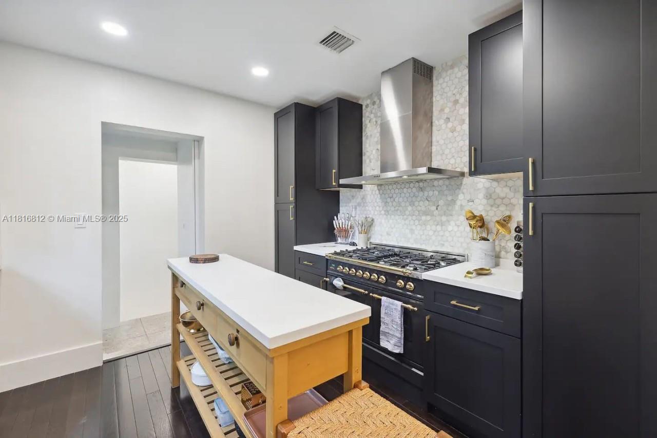 HOLLYWOOD LAKES SECTION - Residential